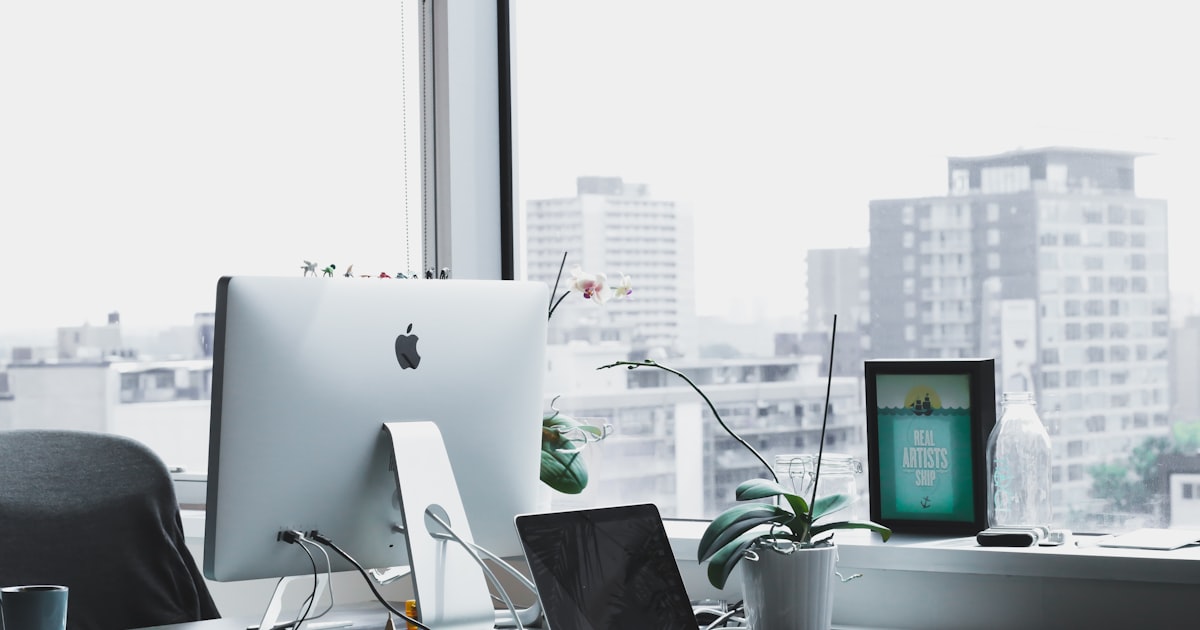 Espacio de trabajo con ordenador junto a una ventana