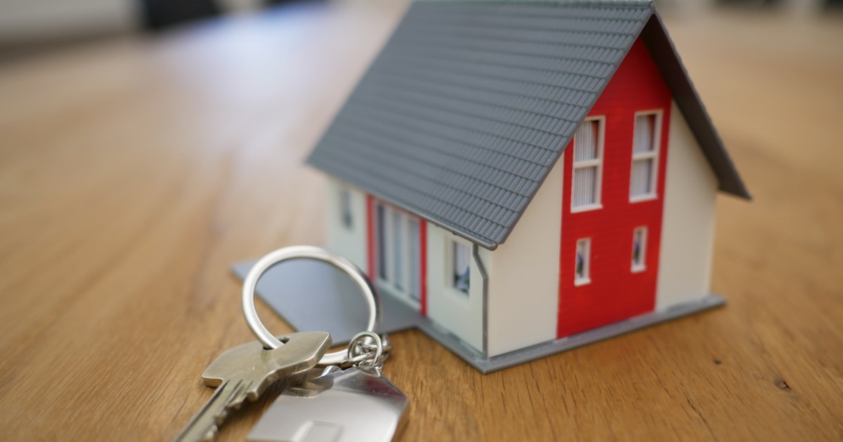 Llaves sobre una pequeña casa modelo