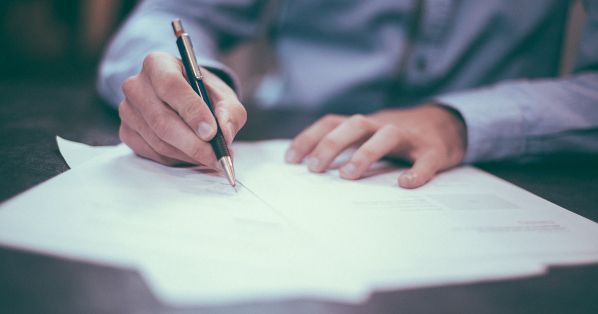 Documentos y papeleo fiscal sobre un escritorio