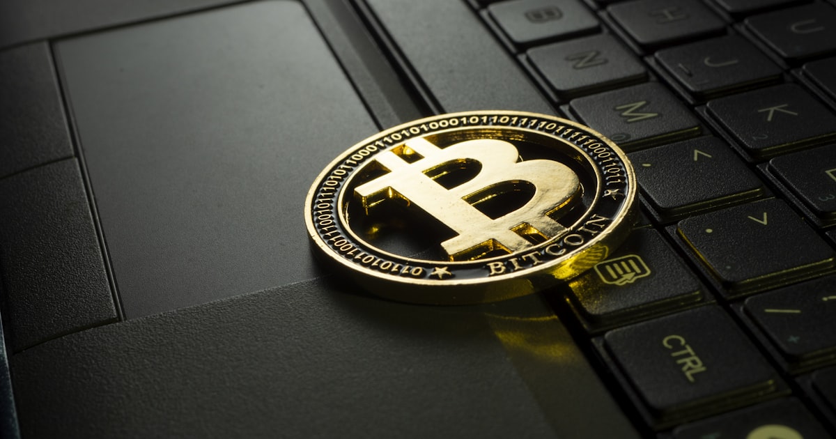 Smartphone con pantalla de criptomonedas y datos financieros